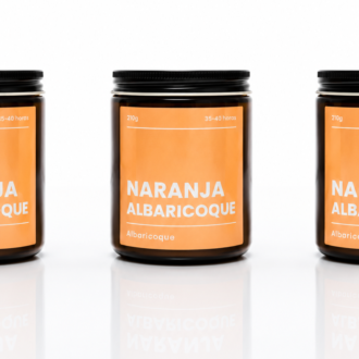 Vela artesanal cera de soja y fragancias de grasse, sin tóxicos, natural, aroma a albaricoque, presentada en caja de madera, perfecta para aromatizar tu hogar y para regalar
