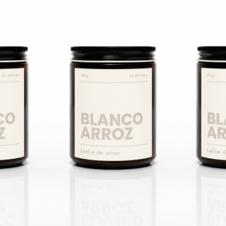 Vela artesanal cera de soja y fragancias de grasse, sin tóxicos, natural, aroma leche de arroz, presentada en caja de madera, perfecta para aromatizar tu hogar y para regalar