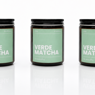 Vela artesanal cera de soja y fragancias de grasse, sin tóxicos, natural, aroma té matcha, presentada en caja de madera, perfecta para aromatizar tu hogar y para regalar