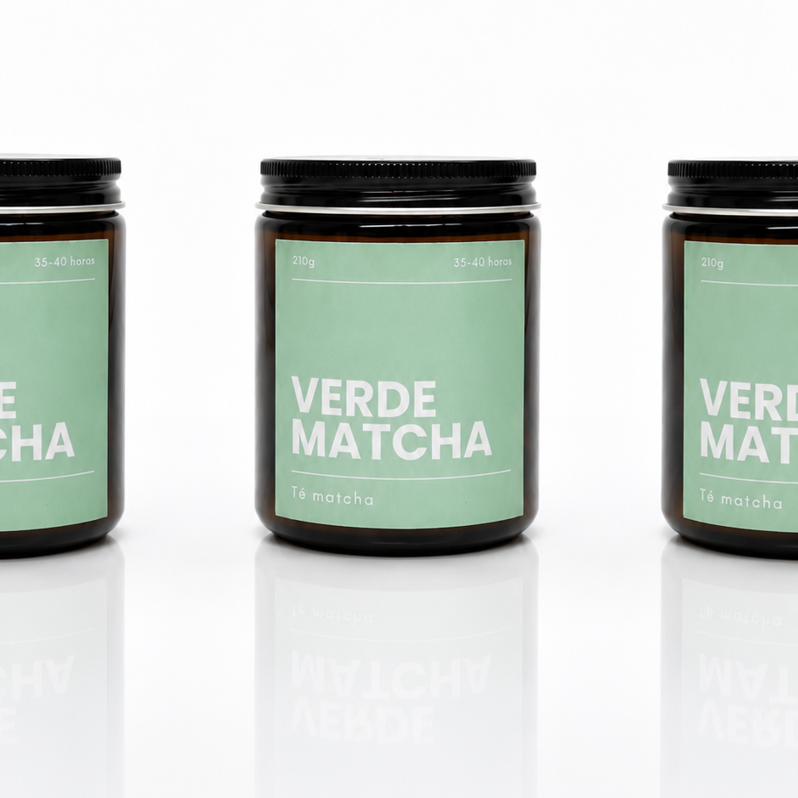 Vela artesanal cera de soja y fragancias de grasse, sin tóxicos, natural, aroma té matcha, presentada en caja de madera, perfecta para aromatizar tu hogar y para regalar