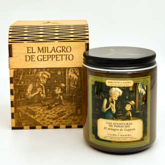 Vela literaria Pinocho aroma a cuero y madera caja de madera grabada