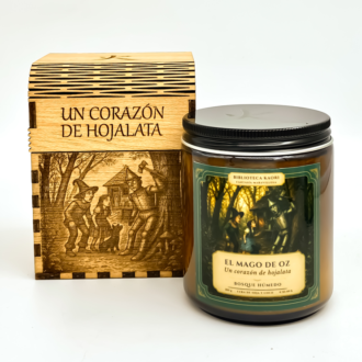 Vela literaria el Mago de Oz con aroma a bosque húmedo. Hecha con cera de soja y coco y con fragancias de grasse. Presentada en caja de madera grabada