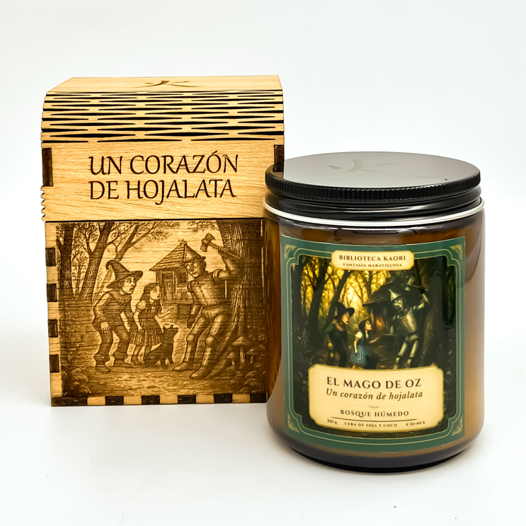 Vela literaria el Mago de Oz con aroma a bosque húmedo. Hecha con cera de soja y coco y con fragancias de grasse. Presentada en caja de madera grabada
