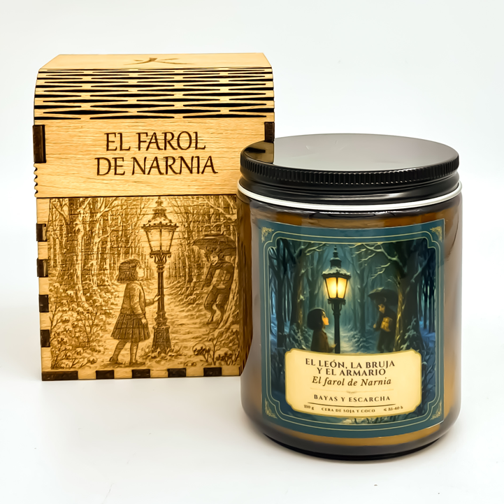Vela literaria inspirada en Narnia con caja de madera grabada