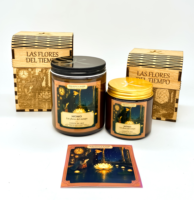 Vela de soja inspirada en Momo las flores del tiempo con aroma a Jardín de iris presentación completa con caja de madera y tarjeta literaria ilustrada