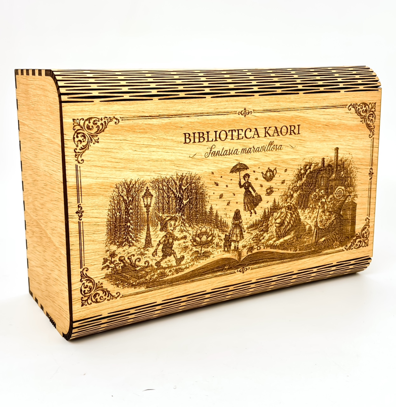Detalle del grabado del cofre de madera de la colección de velas literarias Fantasía maravillosa de Kaori Ambiente