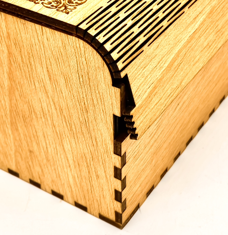 Detalle del grabado del cofre de madera de la colección de velas literarias Fantasía maravillosa de Kaori Ambiente