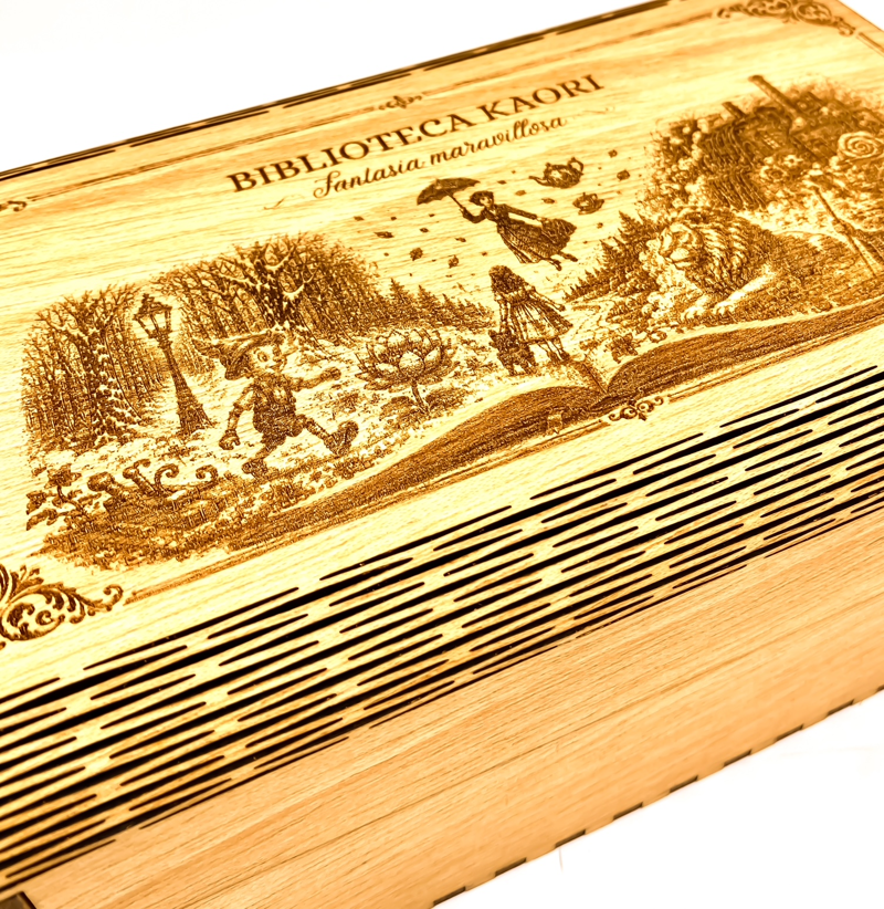 Detalle del grabado del cofre de madera de la colección de velas literarias Fantasía maravillosa de Kaori Ambiente
