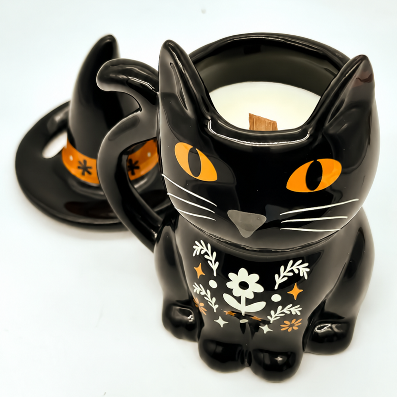 Vista superior de la vela en taza con forma de gato negro de la cera y la mecha de madera