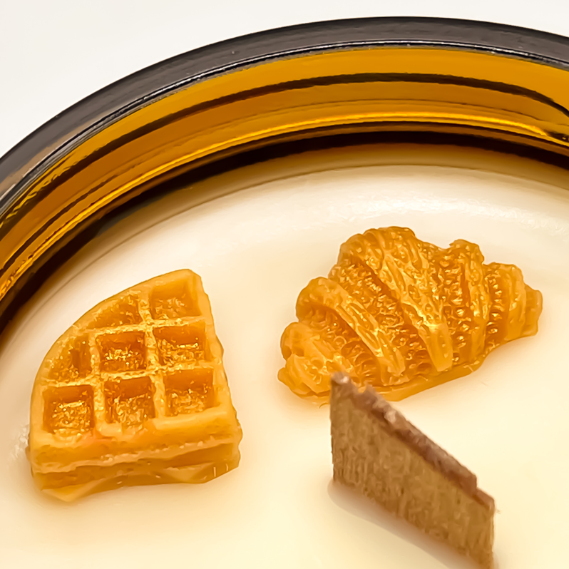Detalle de las figuras de cera sobre la vela otoño en parís con aroma a brioche francés, un regalo perfectp